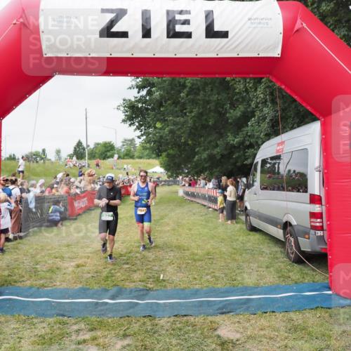 21.06.2025 - 27. Vierlanden-Triathlon MichiJ http://msf.ph/oto/8036712 15.06.2026 13:05:59 Ziel 837, 1017 meine-sportfotos.de