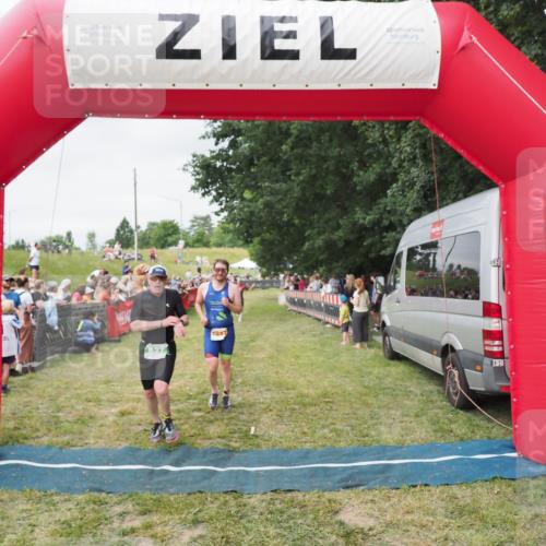 21.06.2025 - 27. Vierlanden-Triathlon MichiJ http://msf.ph/oto/8036717 15.06.2026 13:05:59 Ziel 837, 1017 meine-sportfotos.de