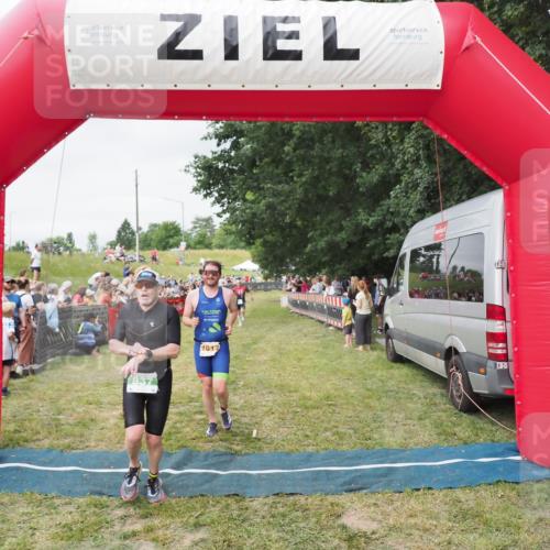 21.06.2025 - 27. Vierlanden-Triathlon MichiJ http://msf.ph/oto/8036729 15.06.2026 13:06:00 Ziel 692, 837, 1017 meine-sportfotos.de