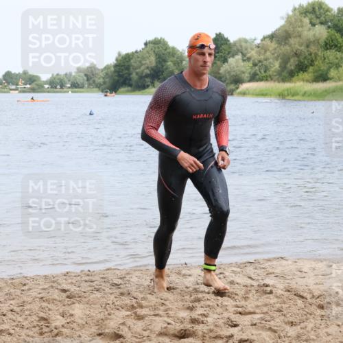 21.06.2025 - 27. Vierlanden-Triathlon Lena Gebhardt http://msf.ph/oto/8036731 15.06.2025 12:01:18 Schwimmen 996 meine-sportfotos.de