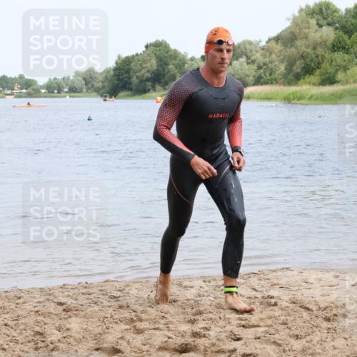 21.06.2025 - 27. Vierlanden-Triathlon Lena Gebhardt http://msf.ph/oto/8036735 15.06.2025 12:01:18 Schwimmen 996 meine-sportfotos.de