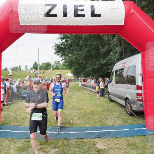 21.06.2025 - 27. Vierlanden-Triathlon MichiJ http://msf.ph/oto/8036742 15.06.2026 13:06:00 Ziel 692, 837, 1017 meine-sportfotos.de