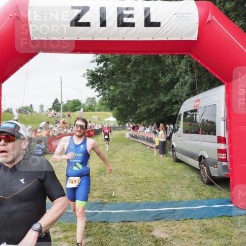 21.06.2025 - 27. Vierlanden-Triathlon MichiJ http://msf.ph/oto/8036766 15.06.2026 13:06:01 Ziel 692, 837, 1017 meine-sportfotos.de