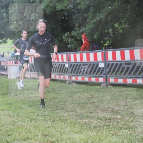 21.06.2025 - 27. Vierlanden-Triathlon KatJ http://msf.ph/oto/8036795 15.06.2025 14:15:45 Ziel 1210, 1217, 1293 meine-sportfotos.de