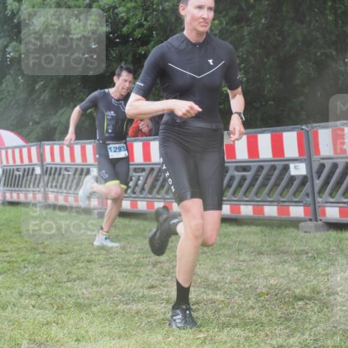 21.06.2025 - 27. Vierlanden-Triathlon KatJ http://msf.ph/oto/8036802 15.06.2025 14:15:46 Ziel 1210, 1217, 1293 meine-sportfotos.de