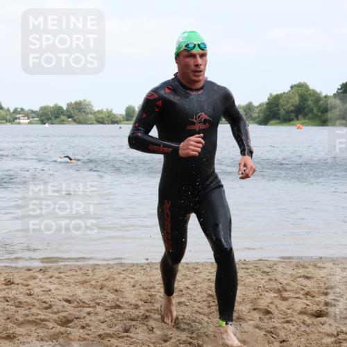 21.06.2025 - 27. Vierlanden-Triathlon Lena Gebhardt http://msf.ph/oto/8036826 15.06.2025 12:02:18 Schwimmen 995 meine-sportfotos.de