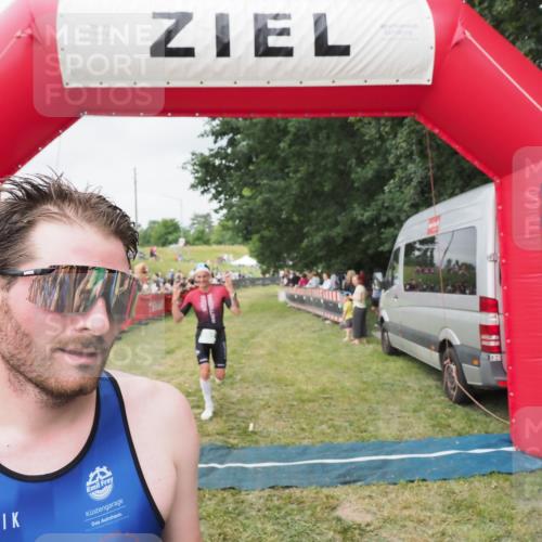 21.06.2025 - 27. Vierlanden-Triathlon MichiJ http://msf.ph/oto/8036842 15.06.2026 13:06:03 Ziel 692, 837, 1017 meine-sportfotos.de