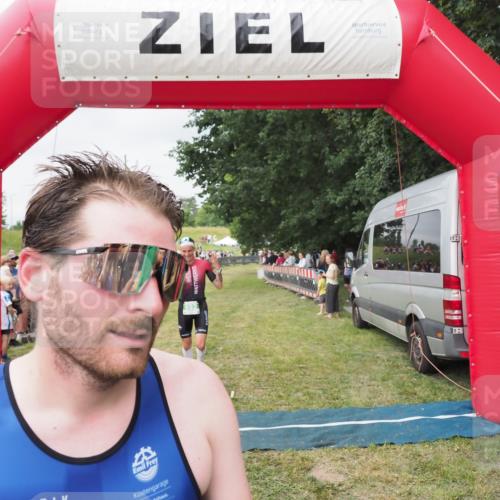 21.06.2025 - 27. Vierlanden-Triathlon MichiJ http://msf.ph/oto/8036847 15.06.2026 13:06:04 Ziel 692, 837, 1017 meine-sportfotos.de