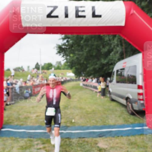 21.06.2025 - 27. Vierlanden-Triathlon MichiJ http://msf.ph/oto/8036860 15.06.2026 13:06:05 Ziel 692, 837, 1017 meine-sportfotos.de