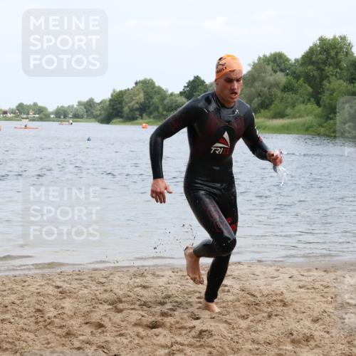 21.06.2025 - 27. Vierlanden-Triathlon Lena Gebhardt http://msf.ph/oto/8036866 15.06.2025 12:02:30 Schwimmen 1000 meine-sportfotos.de