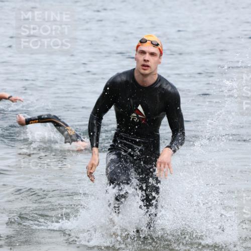 21.06.2025 - 27. Vierlanden-Triathlon Lena Gebhardt http://msf.ph/oto/8036870 15.06.2025 12:02:41 Schwimmen 1001, 1003 meine-sportfotos.de