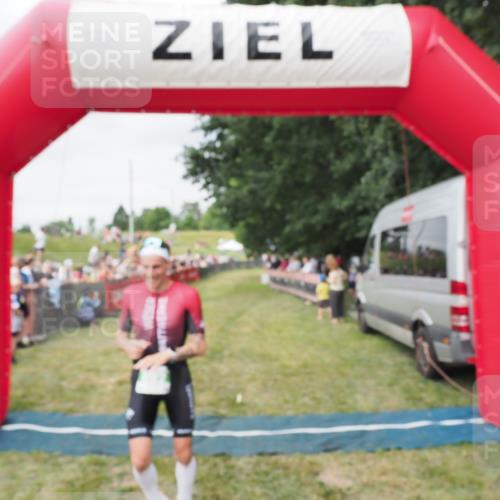 21.06.2025 - 27. Vierlanden-Triathlon MichiJ http://msf.ph/oto/8036871 15.06.2026 13:06:05 Ziel 692, 837, 1017 meine-sportfotos.de