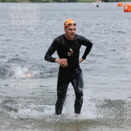 21.06.2025 - 27. Vierlanden-Triathlon Lena Gebhardt http://msf.ph/oto/8036879 15.06.2025 12:02:41 Schwimmen 1001, 1003 meine-sportfotos.de