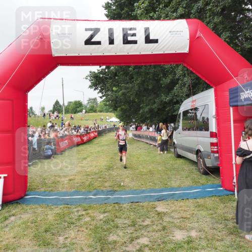21.06.2025 - 27. Vierlanden-Triathlon MichiJ http://msf.ph/oto/8036883 15.06.2026 13:06:29 Ziel 127 meine-sportfotos.de