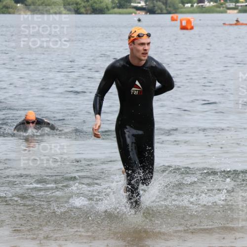 21.06.2025 - 27. Vierlanden-Triathlon Lena Gebhardt http://msf.ph/oto/8036889 15.06.2025 12:02:42 Schwimmen 1001, 1003 meine-sportfotos.de