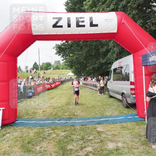 21.06.2025 - 27. Vierlanden-Triathlon MichiJ http://msf.ph/oto/8036891 15.06.2026 13:06:29 Ziel 127 meine-sportfotos.de