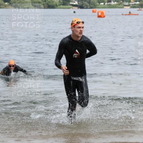 21.06.2025 - 27. Vierlanden-Triathlon Lena Gebhardt http://msf.ph/oto/8036892 15.06.2025 12:02:42 Schwimmen 1001, 1003 meine-sportfotos.de