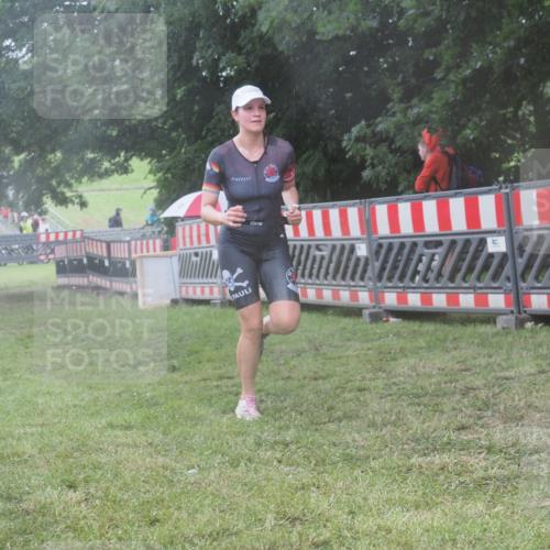 21.06.2025 - 27. Vierlanden-Triathlon KatJ http://msf.ph/oto/8036893 15.06.2025 14:15:58 Ziel 1173, 1277 meine-sportfotos.de