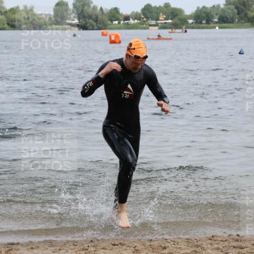 21.06.2025 - 27. Vierlanden-Triathlon Lena Gebhardt http://msf.ph/oto/8036896 15.06.2025 12:02:42 Schwimmen 1001, 1003 meine-sportfotos.de