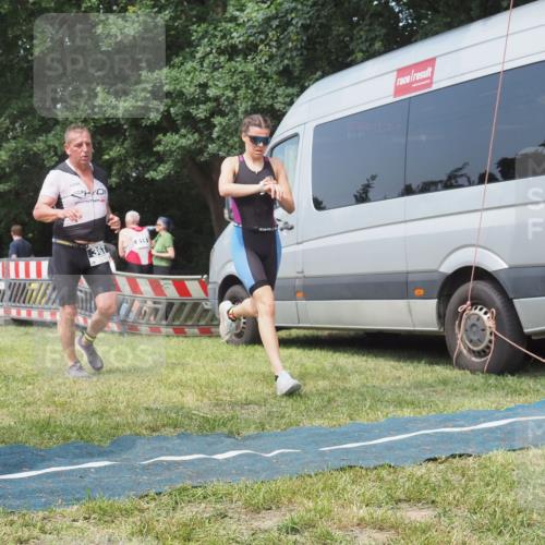 15.06.2025 - 27. Vierlanden-Triathlon KatJ http://msf.ph/oto/8036904 15.06.2025 11:26:30 Schwimmen  meine-sportfotos.de