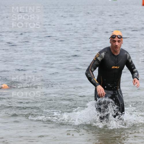 21.06.2025 - 27. Vierlanden-Triathlon Lena Gebhardt http://msf.ph/oto/8036923 15.06.2025 12:02:46 Schwimmen 1001, 1003 meine-sportfotos.de