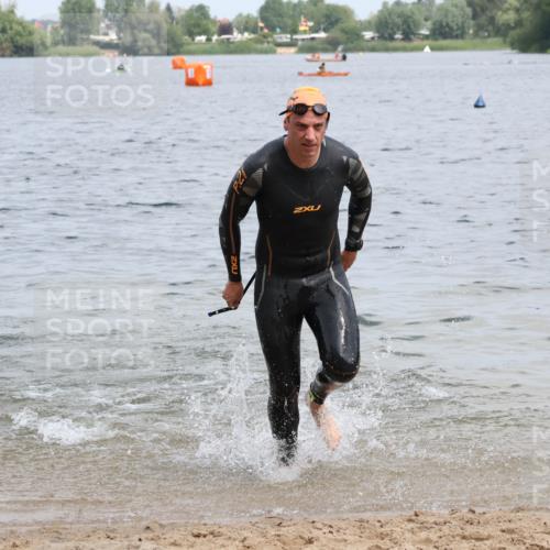 21.06.2025 - 27. Vierlanden-Triathlon Lena Gebhardt http://msf.ph/oto/8036938 15.06.2025 12:02:48 Schwimmen 999, 1001, 1003 meine-sportfotos.de