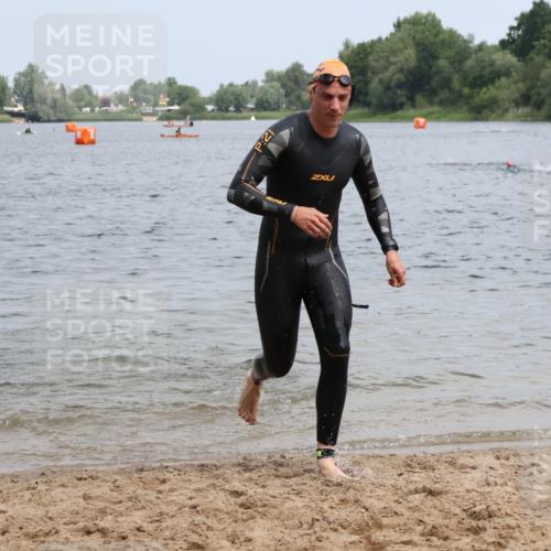 21.06.2025 - 27. Vierlanden-Triathlon Lena Gebhardt http://msf.ph/oto/8036944 15.06.2025 12:02:49 Schwimmen 999, 1001, 1003 meine-sportfotos.de