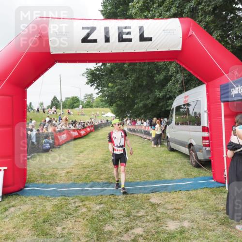 21.06.2025 - 27. Vierlanden-Triathlon MichiJ http://msf.ph/oto/8036950 15.06.2026 13:06:31 Ziel 127 meine-sportfotos.de