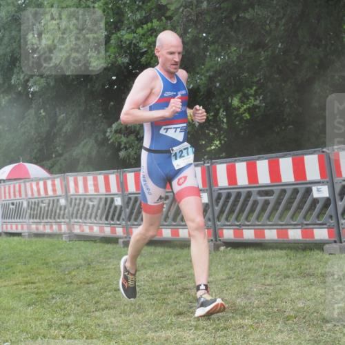 21.06.2025 - 27. Vierlanden-Triathlon KatJ http://msf.ph/oto/8036957 15.06.2025 14:16:02 Ziel 1277 meine-sportfotos.de