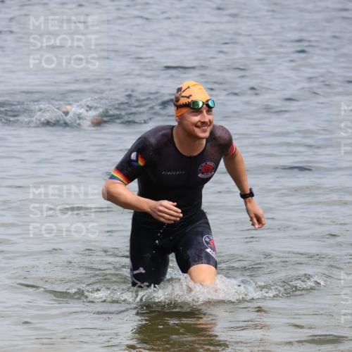 21.06.2025 - 27. Vierlanden-Triathlon Lena Gebhardt http://msf.ph/oto/8036958 15.06.2025 12:02:53 Schwimmen 999, 1001, 1003 meine-sportfotos.de