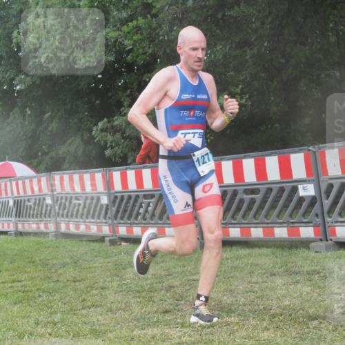 21.06.2025 - 27. Vierlanden-Triathlon KatJ http://msf.ph/oto/8036960 15.06.2025 14:16:02 Ziel 1277 meine-sportfotos.de