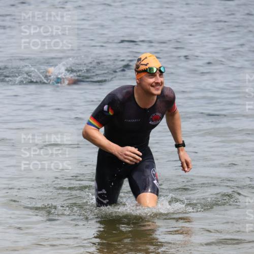21.06.2025 - 27. Vierlanden-Triathlon Lena Gebhardt http://msf.ph/oto/8036963 15.06.2025 12:02:54 Schwimmen 999, 1003 meine-sportfotos.de