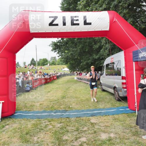 21.06.2025 - 27. Vierlanden-Triathlon MichiJ http://msf.ph/oto/8036993 15.06.2026 13:06:53 Ziel 654 meine-sportfotos.de