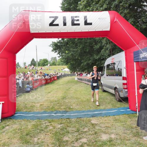 21.06.2025 - 27. Vierlanden-Triathlon MichiJ http://msf.ph/oto/8036999 15.06.2026 13:06:53 Ziel 654 meine-sportfotos.de