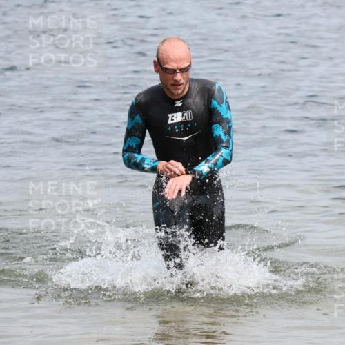 21.06.2025 - 27. Vierlanden-Triathlon Lena Gebhardt http://msf.ph/oto/8037018 15.06.2025 12:03:07 Schwimmen 999, 1002 meine-sportfotos.de