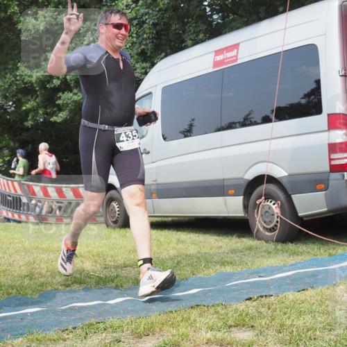 15.06.2025 - 27. Vierlanden-Triathlon KatJ http://msf.ph/oto/8037056 15.06.2025 11:26:49 Schwimmen 900 meine-sportfotos.de