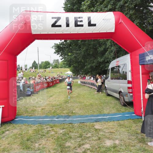 21.06.2025 - 27. Vierlanden-Triathlon MichiJ http://msf.ph/oto/8037058 15.06.2026 13:07:22 Ziel 831 meine-sportfotos.de