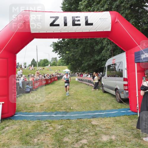 21.06.2025 - 27. Vierlanden-Triathlon MichiJ http://msf.ph/oto/8037063 15.06.2026 13:07:22 Ziel 831 meine-sportfotos.de