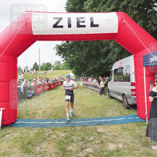 21.06.2025 - 27. Vierlanden-Triathlon MichiJ http://msf.ph/oto/8037111 15.06.2026 13:07:23 Ziel 831 meine-sportfotos.de