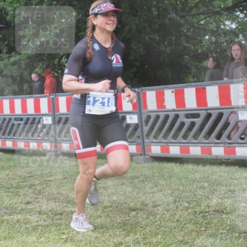 21.06.2025 - 27. Vierlanden-Triathlon KatJ http://msf.ph/oto/8037118 15.06.2025 14:17:16 Ziel 1218 meine-sportfotos.de