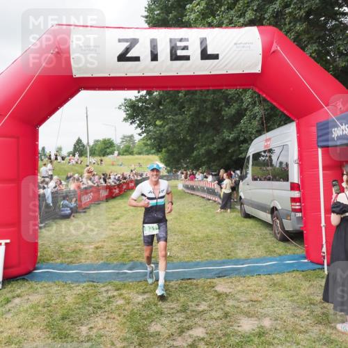 21.06.2025 - 27. Vierlanden-Triathlon MichiJ http://msf.ph/oto/8037125 15.06.2026 13:07:23 Ziel 831 meine-sportfotos.de