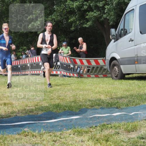 15.06.2025 - 27. Vierlanden-Triathlon KatJ http://msf.ph/oto/8037146 15.06.2025 11:27:08 Schwimmen 886, 961 meine-sportfotos.de