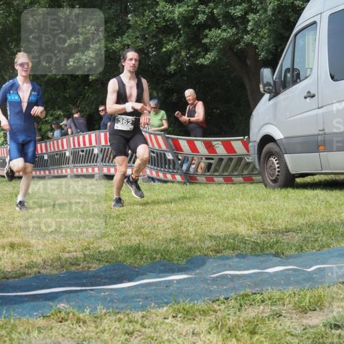 15.06.2025 - 27. Vierlanden-Triathlon KatJ http://msf.ph/oto/8037152 15.06.2025 11:27:09 Schwimmen 886, 961 meine-sportfotos.de