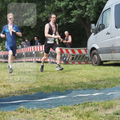 15.06.2025 - 27. Vierlanden-Triathlon KatJ http://msf.ph/oto/8037154 15.06.2025 11:27:09 Schwimmen 886, 961 meine-sportfotos.de
