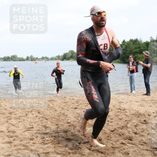 21.06.2025 - 27. Vierlanden-Triathlon Lena Gebhardt http://msf.ph/oto/8037156 15.06.2025 12:03:30 Schwimmen 1004, 1005, 1006, 1007, 1008 meine-sportfotos.de