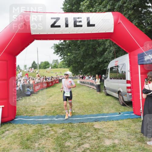 21.06.2025 - 27. Vierlanden-Triathlon MichiJ http://msf.ph/oto/8037160 15.06.2026 13:07:40 Ziel 676 meine-sportfotos.de
