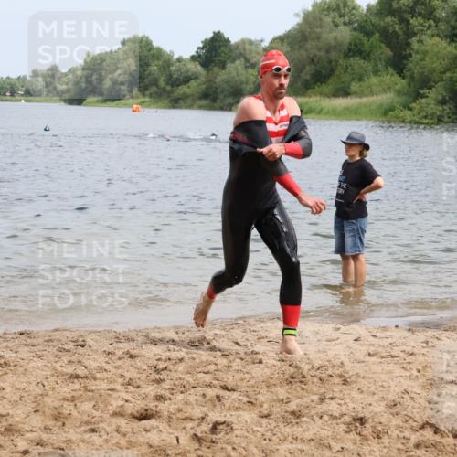 21.06.2025 - 27. Vierlanden-Triathlon Lena Gebhardt http://msf.ph/oto/8037162 15.06.2025 12:03:31 Schwimmen 1004, 1005, 1006, 1007, 1008 meine-sportfotos.de