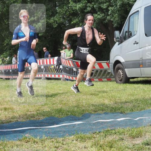 15.06.2025 - 27. Vierlanden-Triathlon KatJ http://msf.ph/oto/8037163 15.06.2025 11:27:09 Schwimmen 886, 961 meine-sportfotos.de