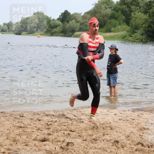 21.06.2025 - 27. Vierlanden-Triathlon Lena Gebhardt http://msf.ph/oto/8037167 15.06.2025 12:03:31 Schwimmen 1004, 1005, 1006, 1007, 1008 meine-sportfotos.de