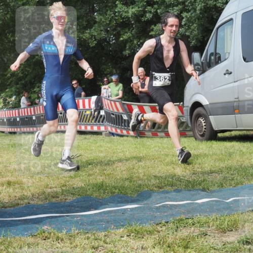 15.06.2025 - 27. Vierlanden-Triathlon KatJ http://msf.ph/oto/8037168 15.06.2025 11:27:09 Schwimmen 886, 961 meine-sportfotos.de
